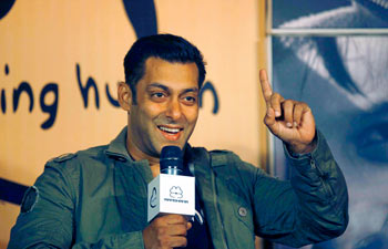 Salman Khan suffers wardrobe malfunction